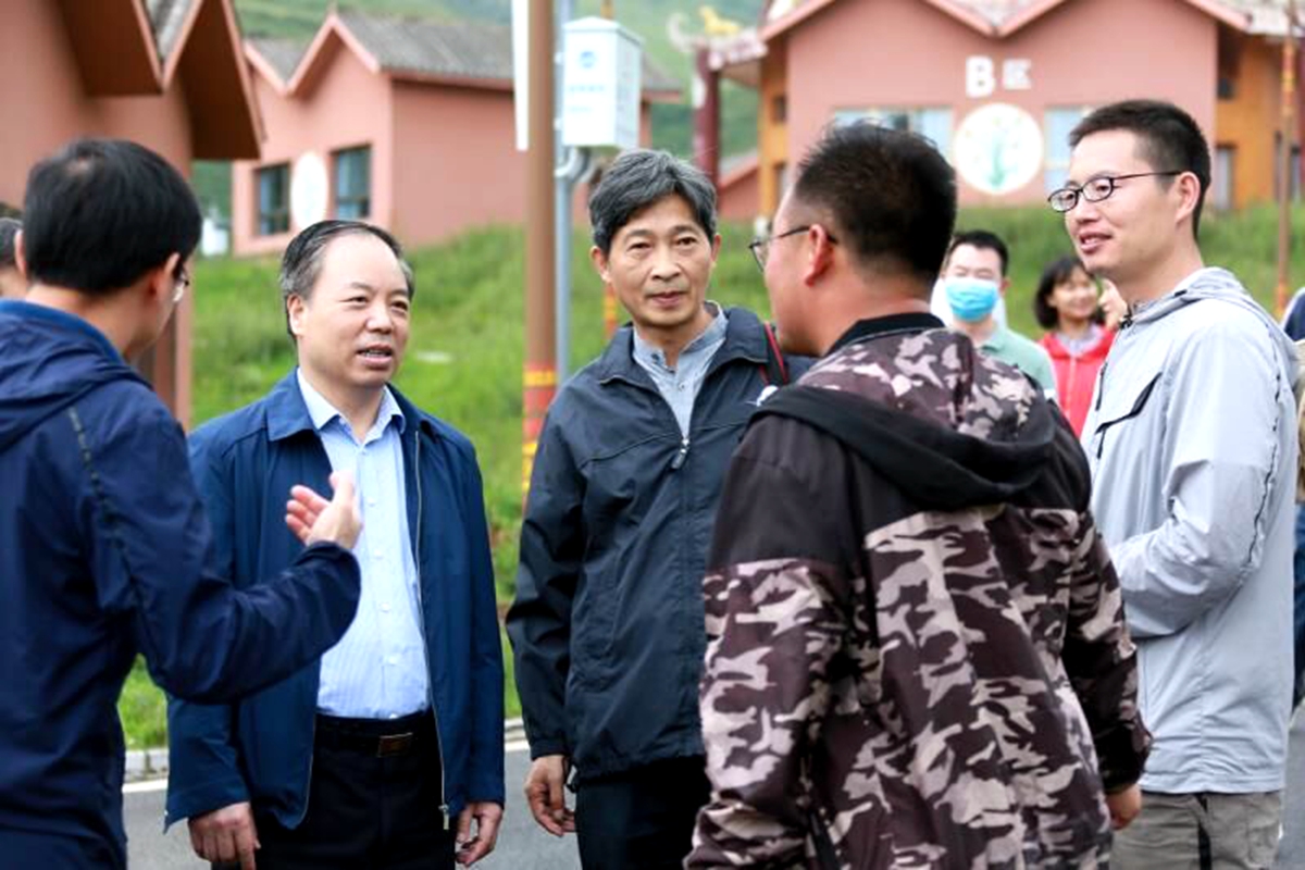 副省长杨云彦与课题组成员交流（通讯员 彭光芒 摄）