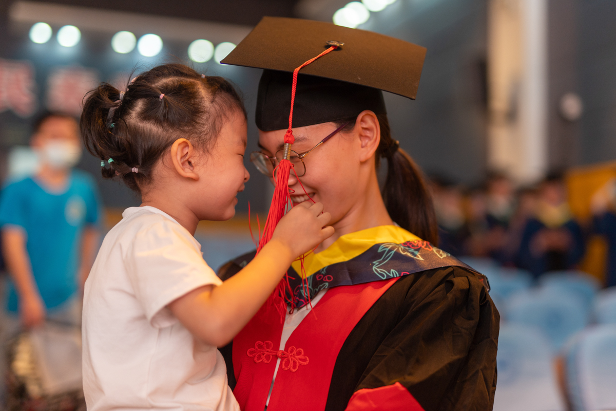 毕业的学生与她的孩子亲昵【学通社记者 刘博文 摄】