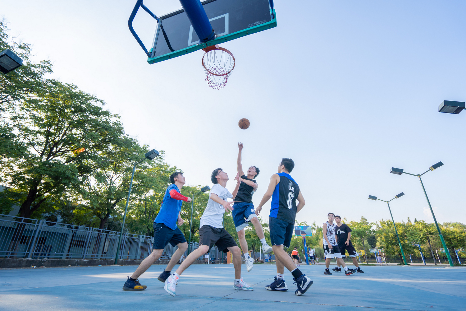 学生正在第二运动场打篮球【学通社记者 刘博文 摄】