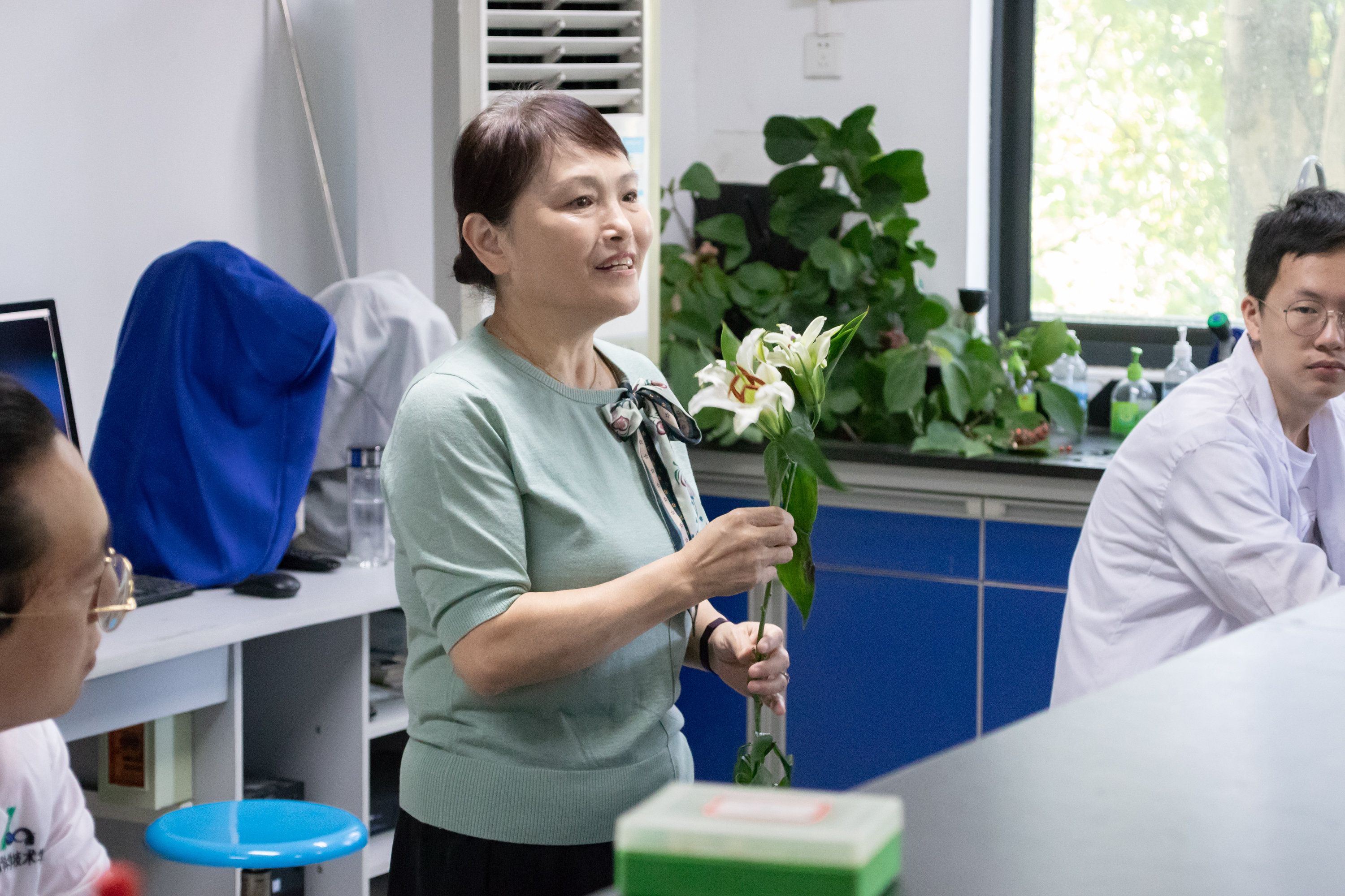 生命科学技术学院的姚家玲老师向生科1902班的同学讲授解剖花的要点