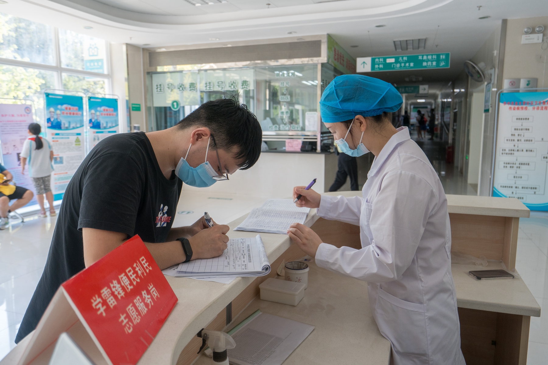 学生正在校医院填写信息【学通社记者 刘博文 摄】