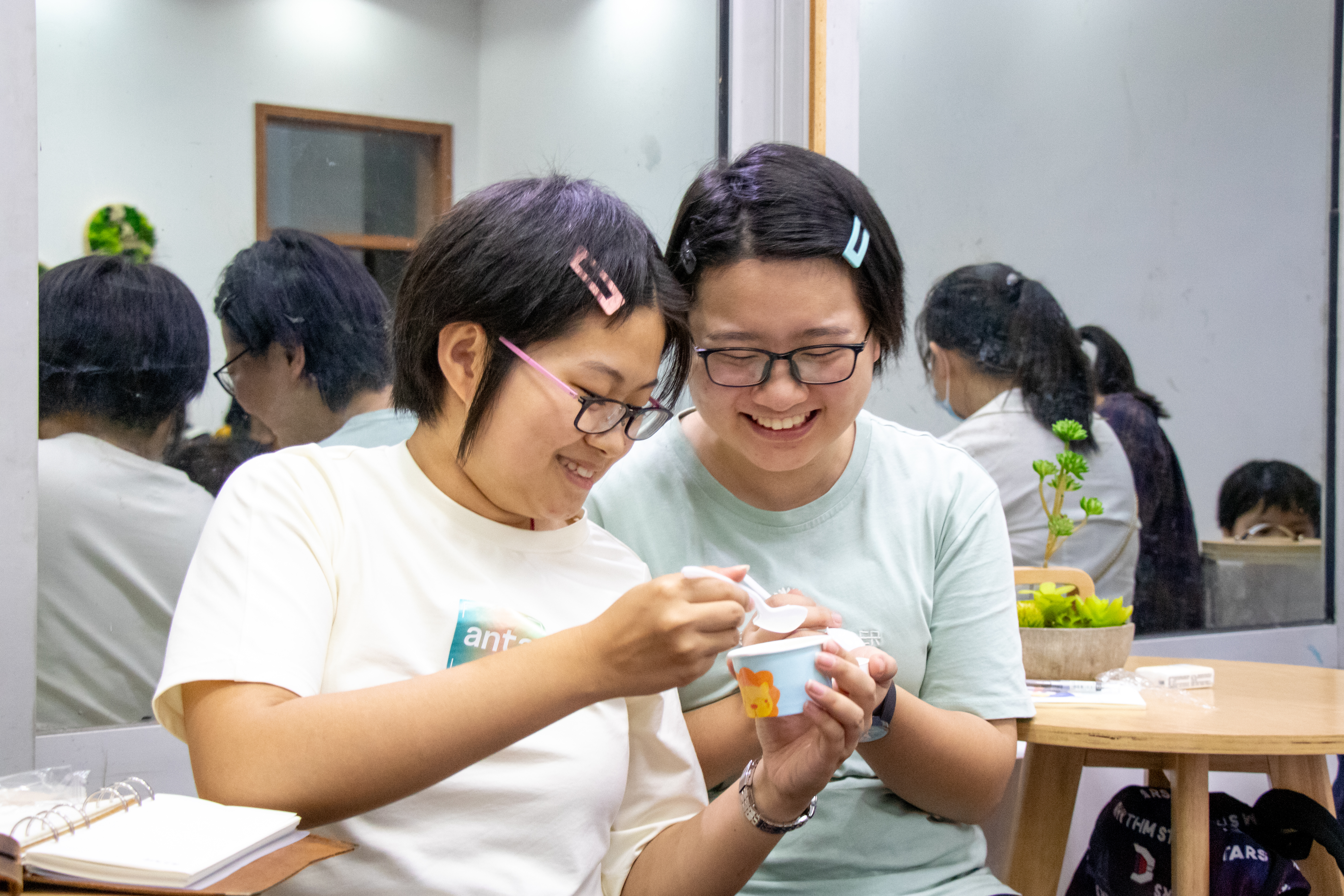 两位同学分享着吃老师研制的冰淇淋【学通社记者 连雨婷】