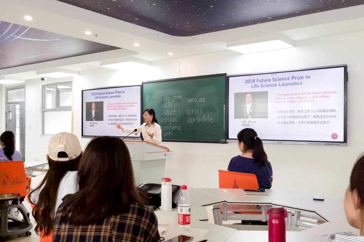 刘丽亚老师正在给同学们上大学英语课（通讯员 杨正莲 摄）