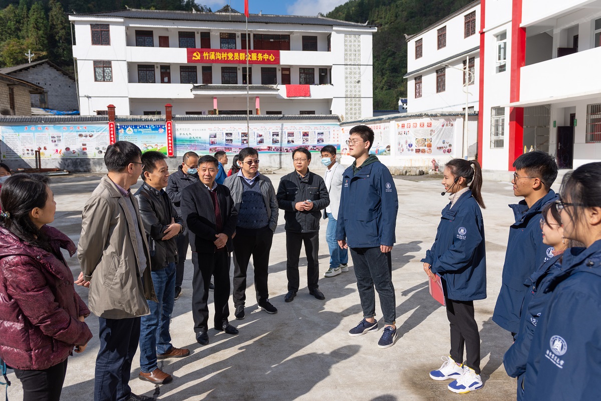 我校各基层党组织团的老师们来到摩峰小学慰问我校研究生支教团的学生（彭雨格 摄）