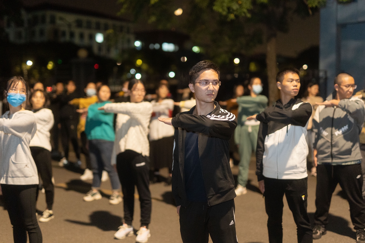 9月22日晚，厚德路，食科院20级学生正在进行团体操训练（学通社记者 刘博文 摄）_副本
