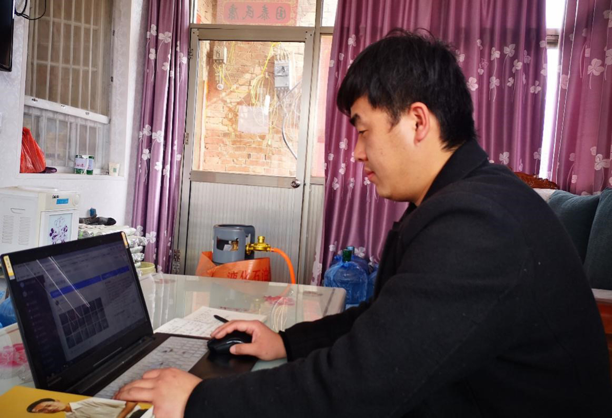 王庆鲁在线批改贵州大石小学六年级学生语文作业（受访者供图）