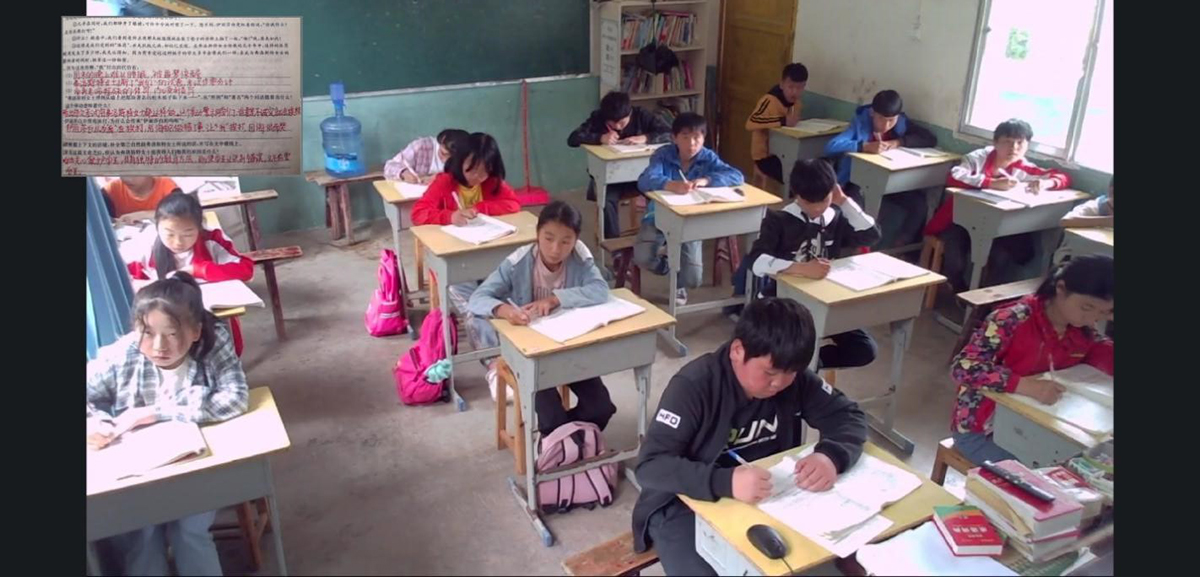 学校复课后，王庆鲁通过视频直播为贵州教室里的孩子们讲解练习题（受访者供图）