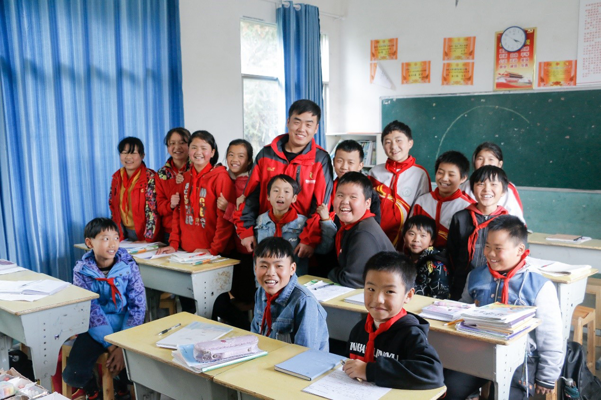 王庆鲁与他班级里的孩子们（受访者供图）