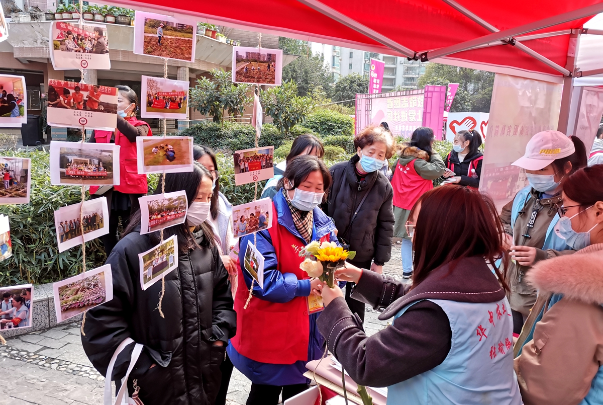 张瑜服务队志愿者向社区居民展示手捧花制作 通讯员何寿鹏 摄