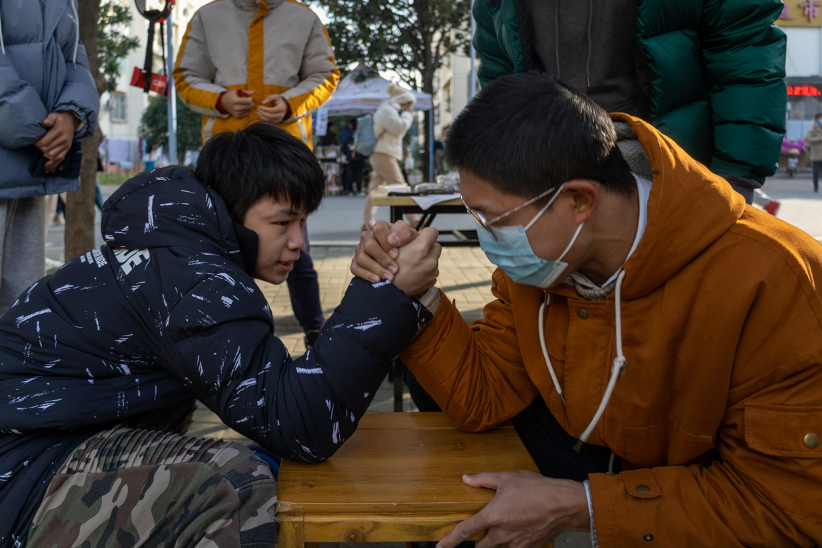 健身协会掰手腕体验(学通社记者 谢焱 摄)