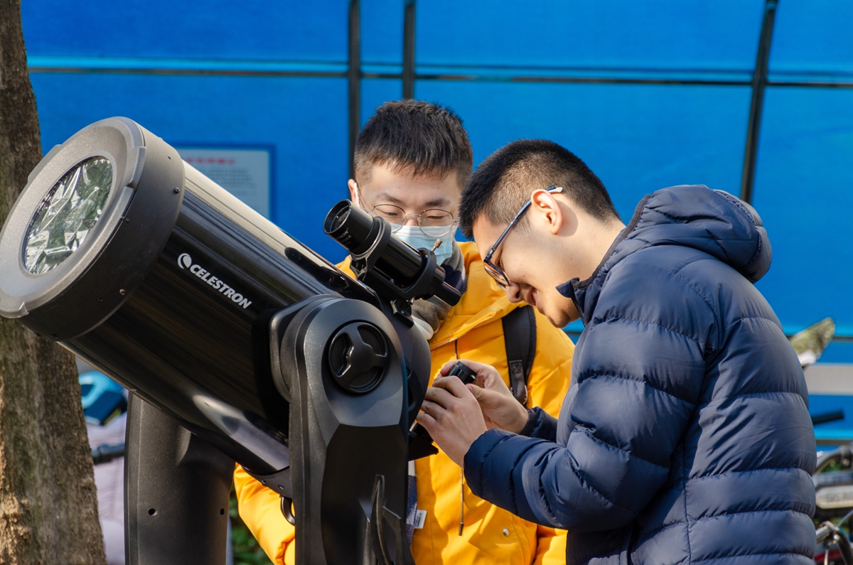 天文爱好者协会的同学在使用天文望远镜（学通社记者 汤景颢 摄）