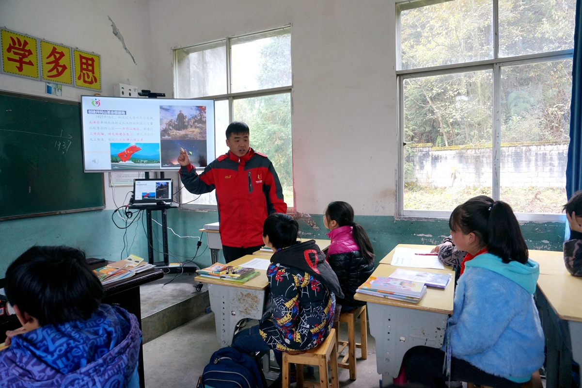 支部成员王庆鲁在华农大石希望小学主讲“少年学思班”，为孩子们介绍井冈山上的革命故事