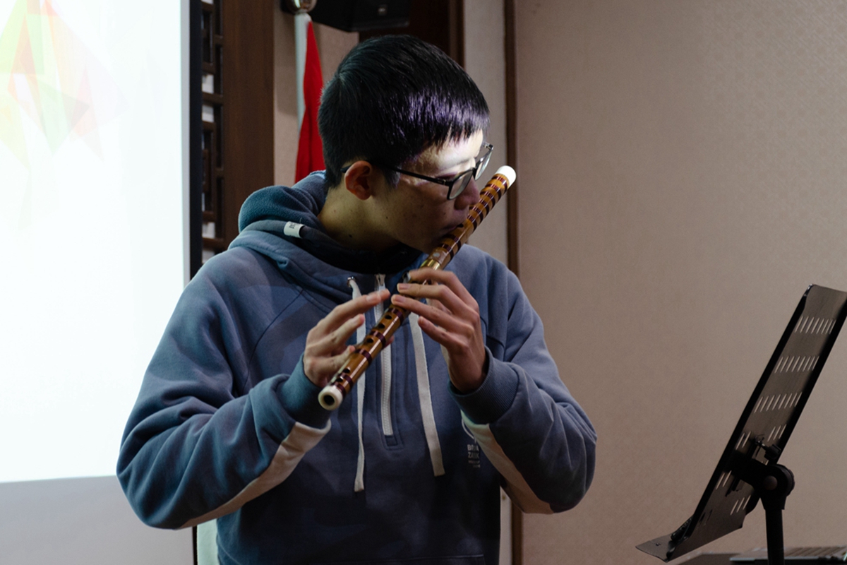 竹笛班同学演奏竹笛（学通社记者 汤景颢 摄）
