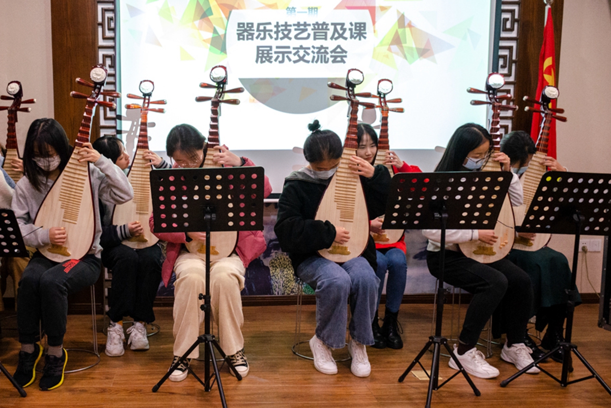 琵琶班全体演奏琵琶（学通社记者 汤景颢 摄）