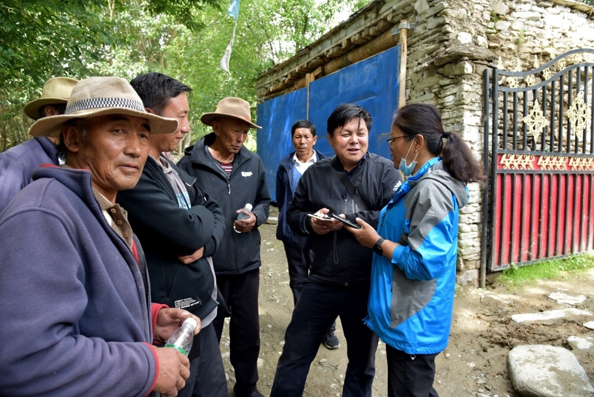 2020年8月，山南市贡嘎县，刘秀群（右二）走村入户收集西藏农作物种质资源。