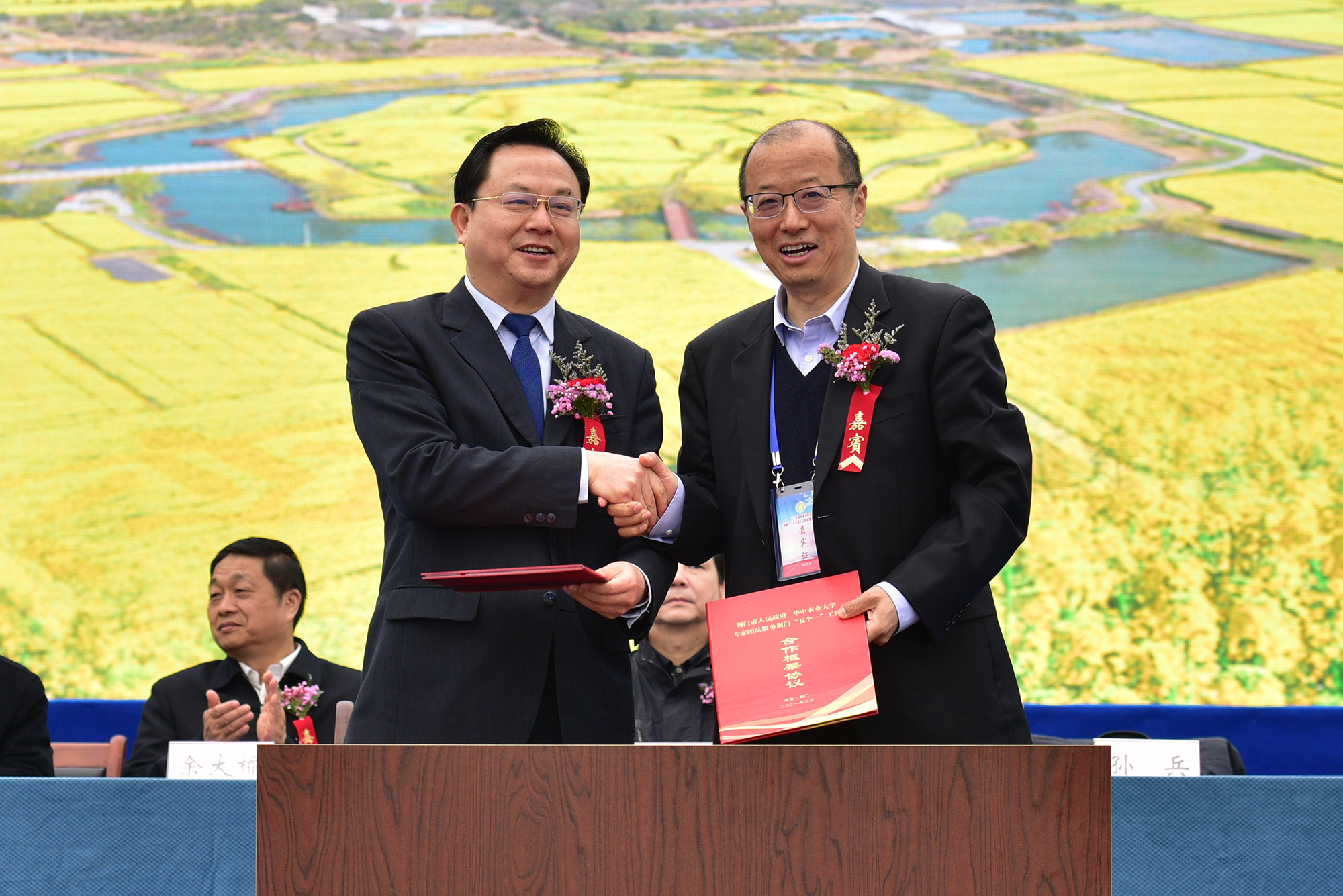 荆门市人民政府与学校签订市校合作、服务“五个一”产业发展的合作协议（记者 刘涛 摄）