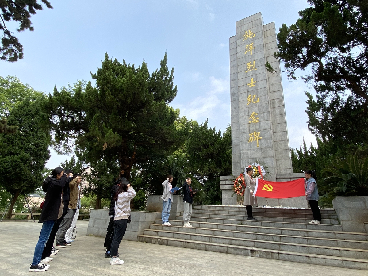 预备党员在施洋烈士纪念碑前宣誓（孟悦摄）