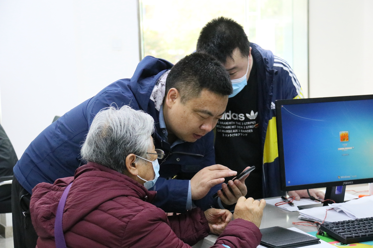 3月27日获评“洪山好人”的党员程华同志在帮助老人办理车辆录入手续