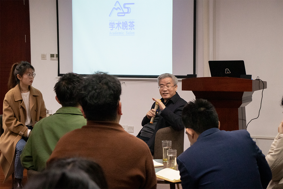 张献龙教授回答同学们的问题（学通社记者 陆俊伊 摄）