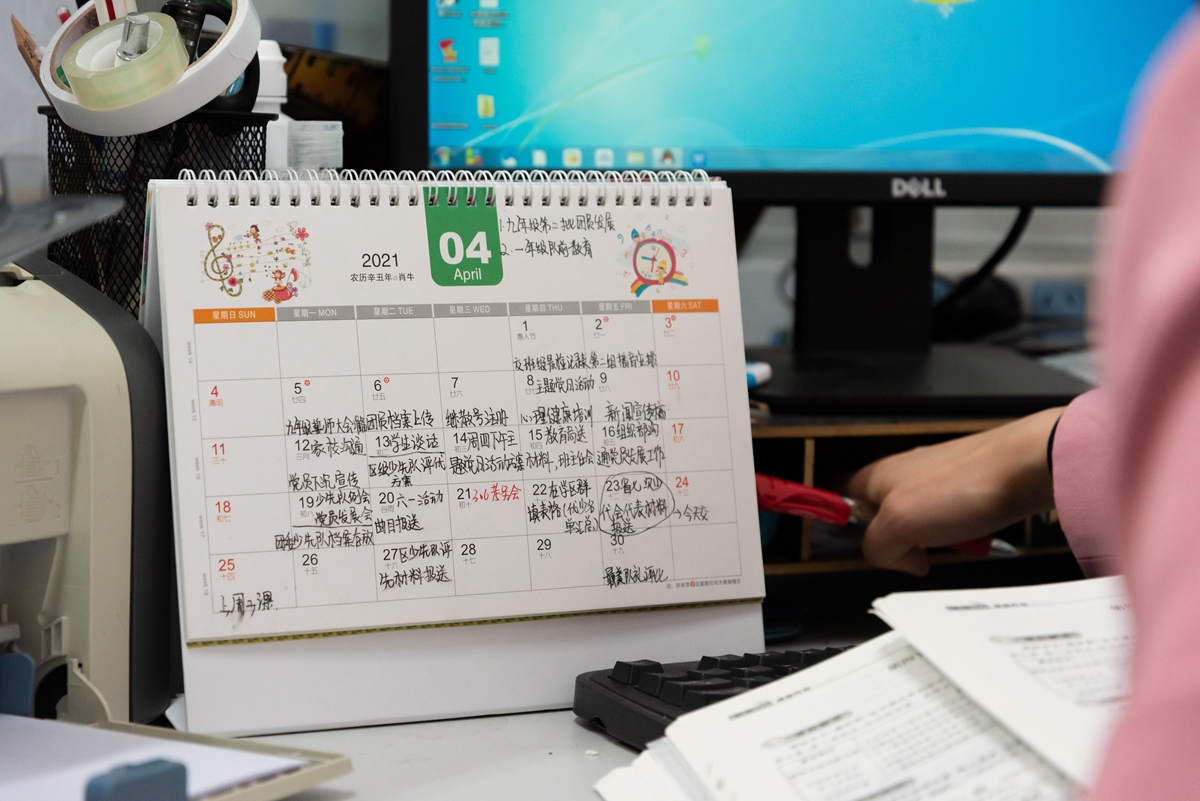 张志燕老师办公桌上写满日程的台历（学通社记者 田益铭 摄）