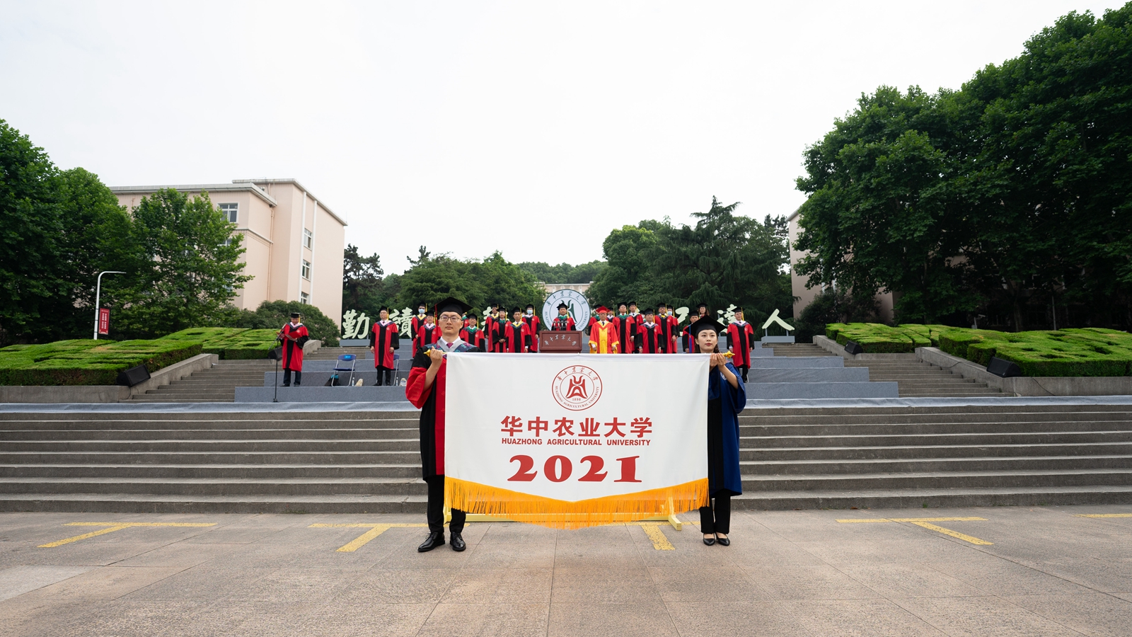 毕业纪念旗（学通社记者 刘博文 摄）