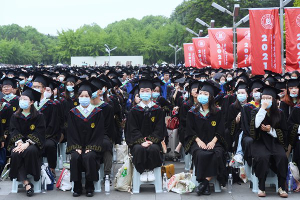 2021年6月26日，华中农业大学大学毕业典礼在狮子山广场举行。学校邀请了部分2020届毕业生，与本届毕业生一起，共享毕业时刻。记者 胡冬冬 摄