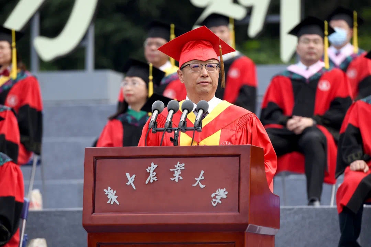 2021年6月26日，华中农业大学大学毕业典礼在狮子山广场举行。学校邀请了部分2020届毕业生，与本届毕业生一起，共享毕业时刻。通讯员 刘涛 摄