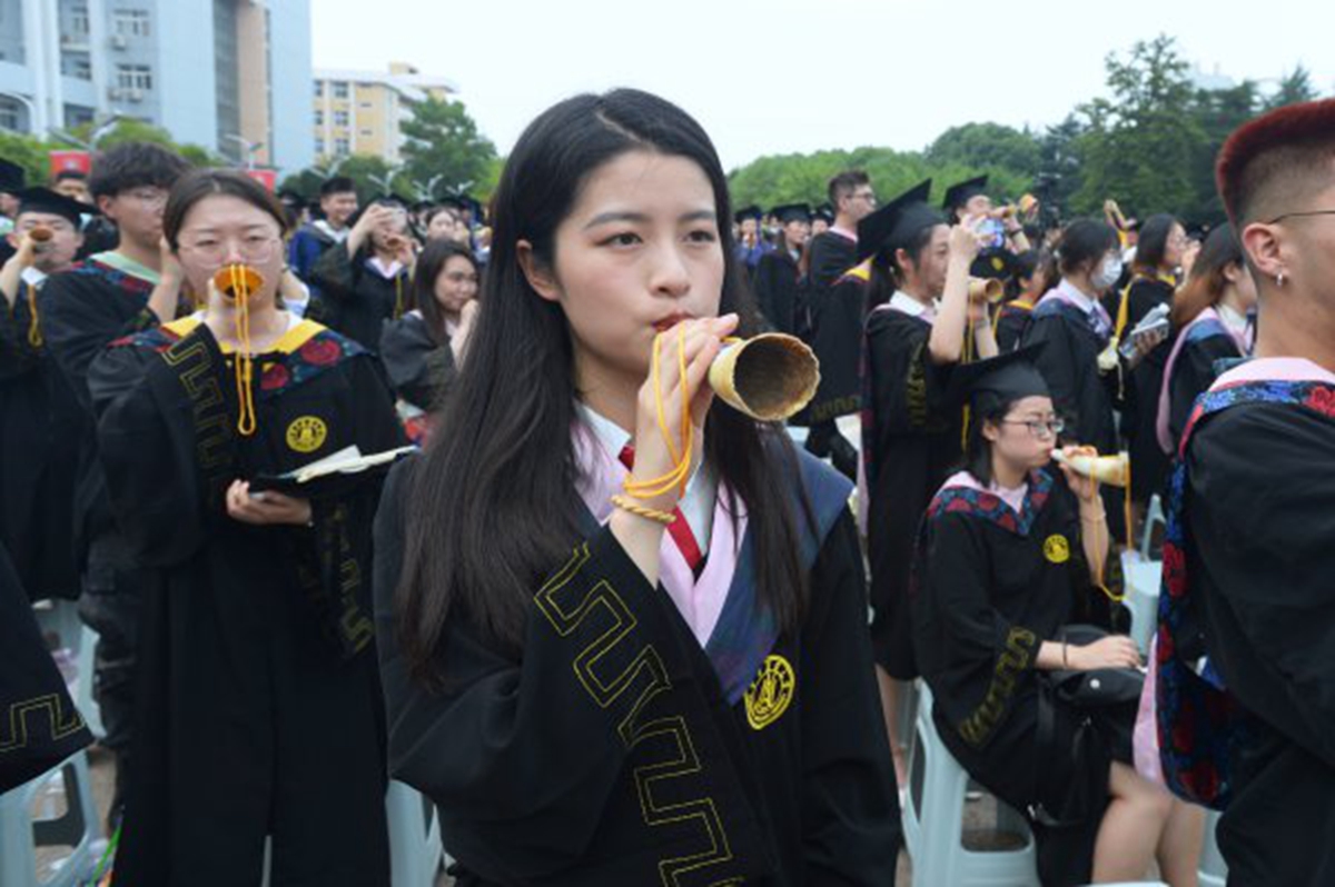 2021年6月26日，华中农业大学大学毕业典礼在狮子山广场举行。学校邀请了部分2020届毕业生，与本届毕业生一起，共享毕业时刻。记者 胡冬冬  摄