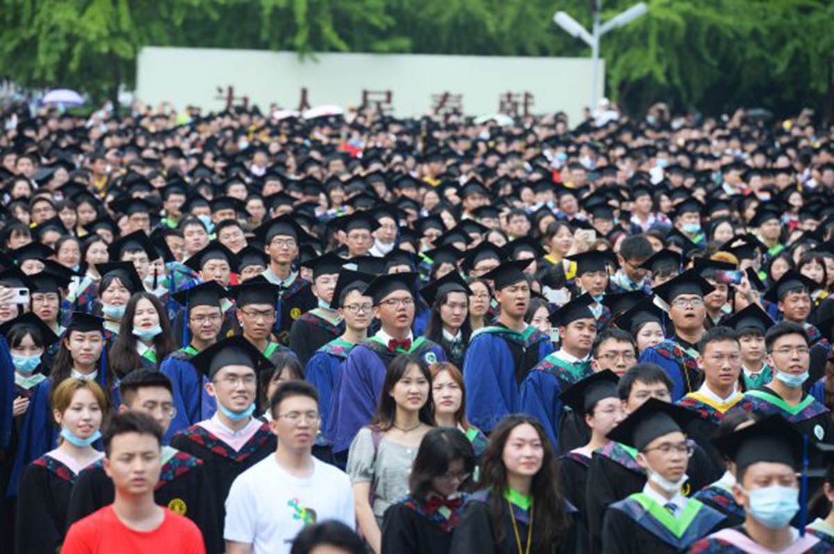 2021年6月26日，华中农业大学大学毕业典礼在狮子山广场举行。学校邀请了部分2020届毕业生，与本届毕业生一起，共享毕业时刻。记者  胡冬冬 摄