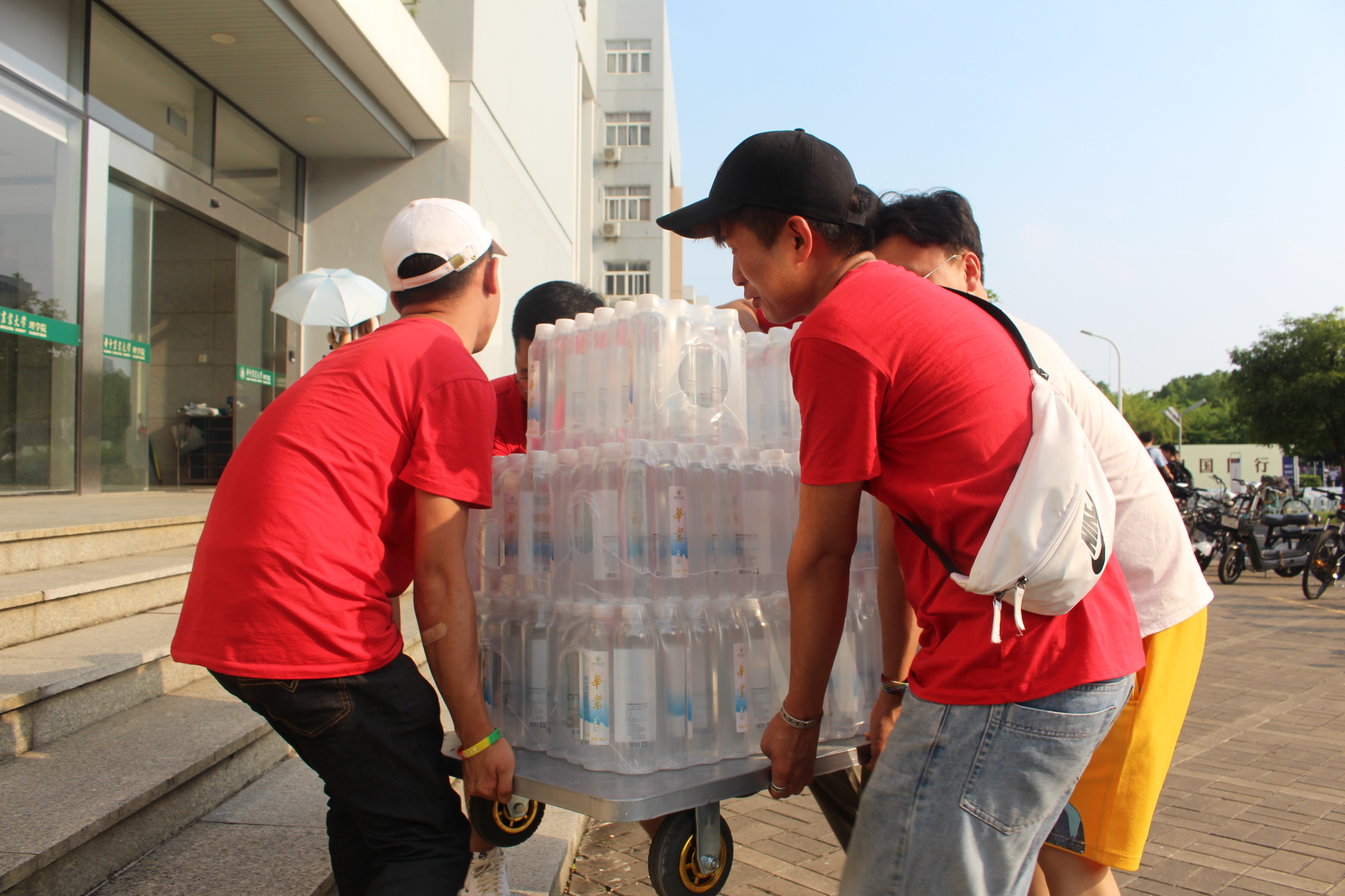 研究生志愿者们在往狮子山广场搬送物资 (焦岩岩 供图)