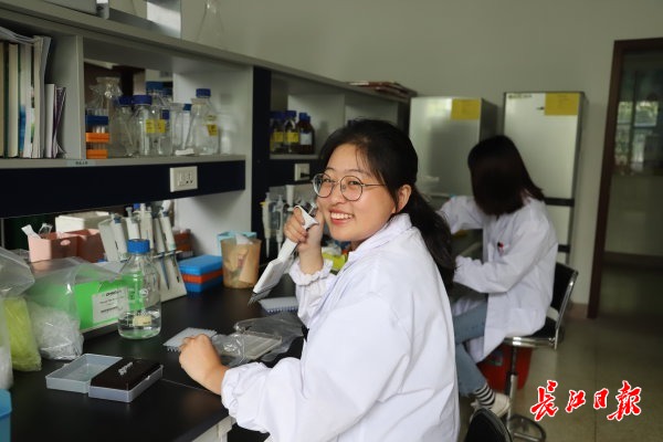 在作物遗传改良国家重点实验室玉米QTL克隆实验室, 两位女博士正在做实验。