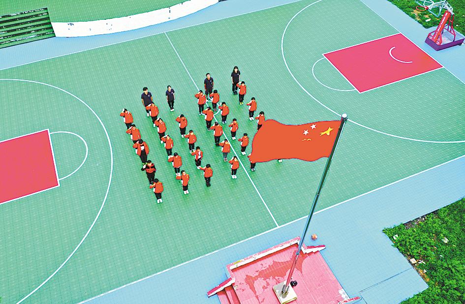 6月30日，贵州大水大石希望小学的孩子们向国旗敬礼。