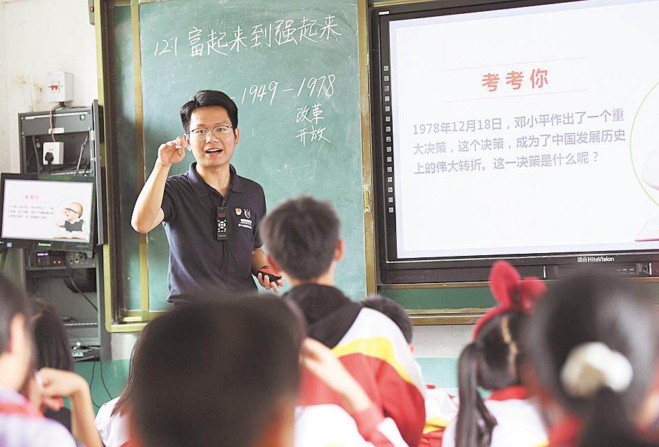 7月1日，本禹希望小学，支教志愿者丁凯权给学生讲党史。
