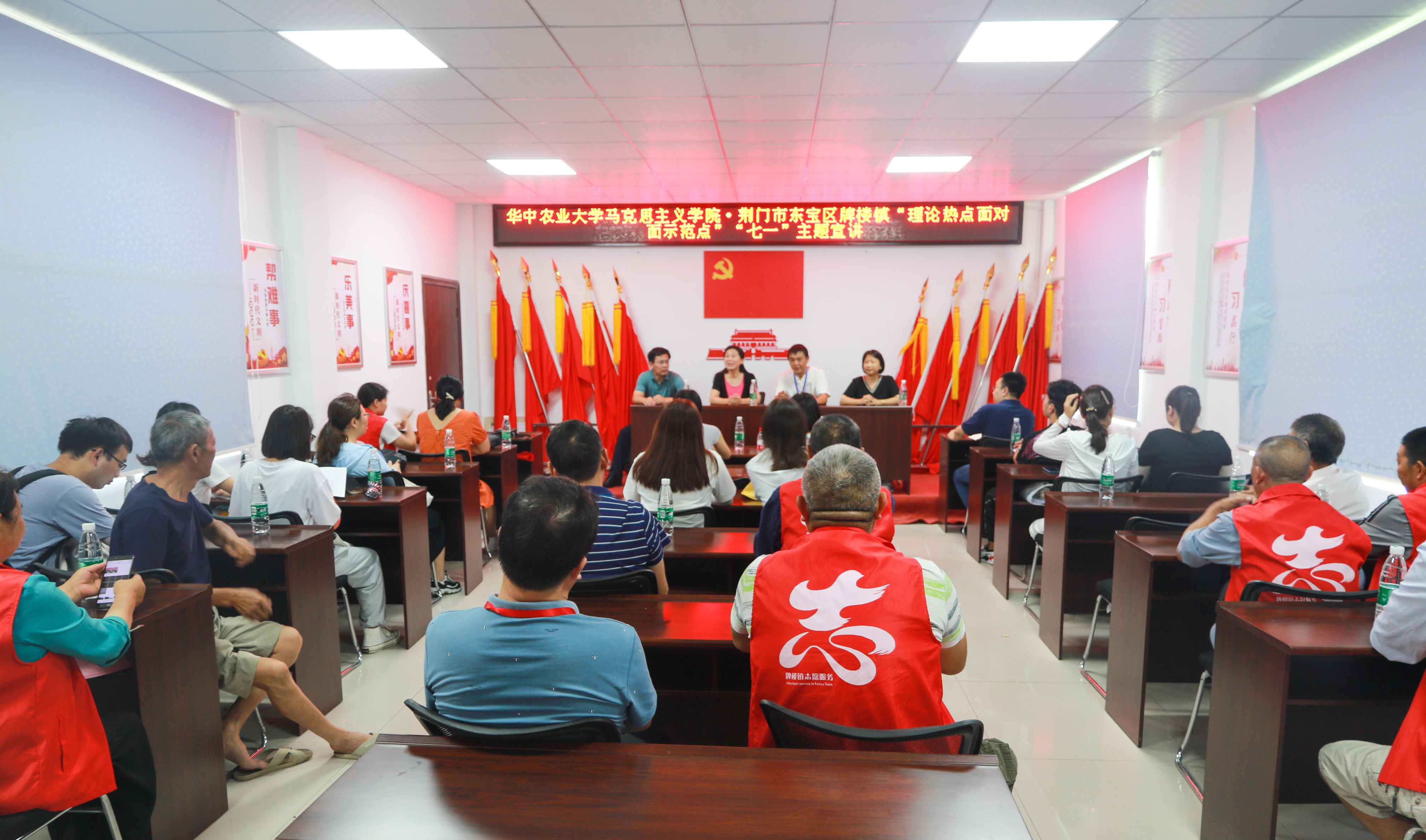 李恺在江湾村党员群众服务中心作“理论热点面对面示范点”“七一”主题宣讲