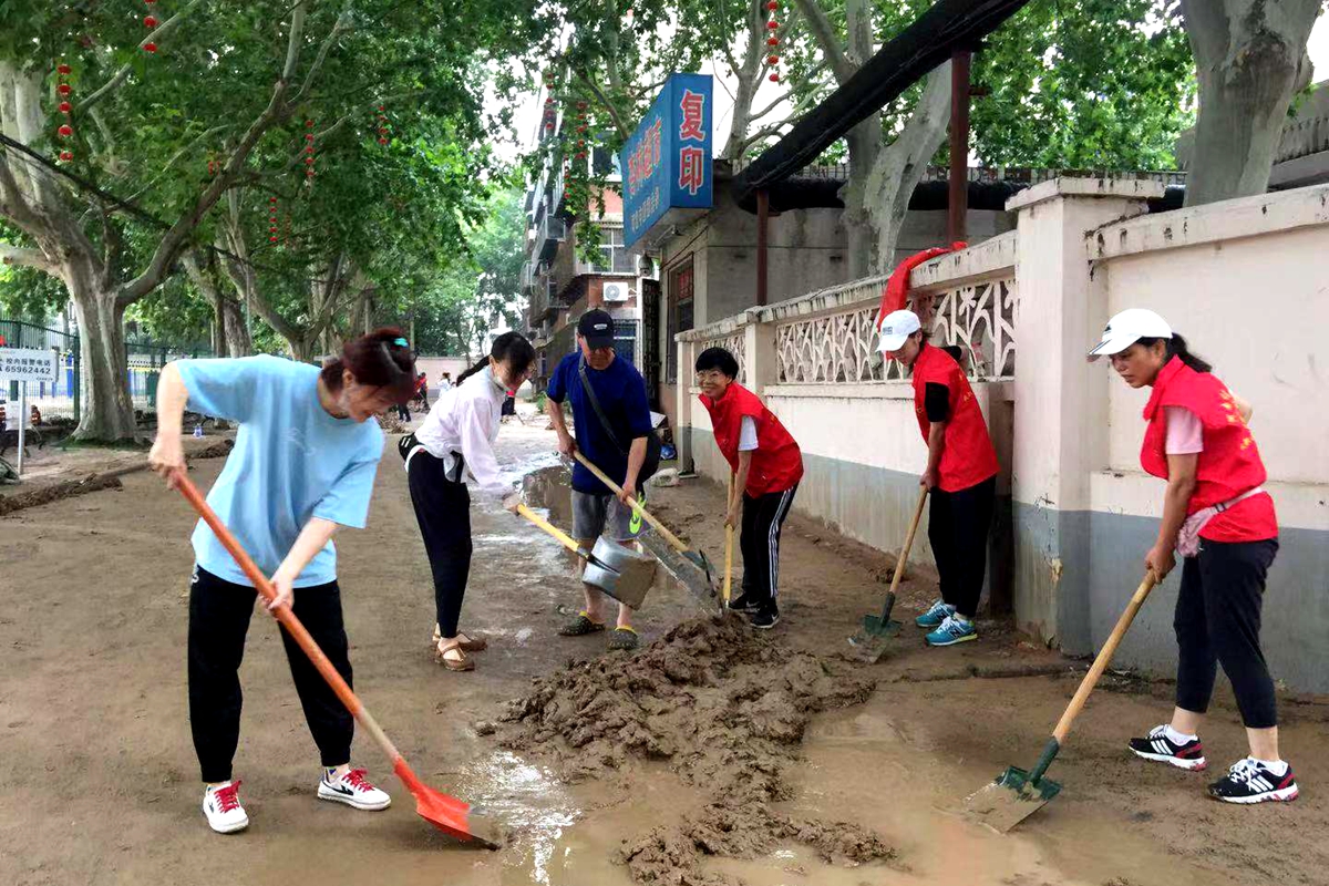 马晓萱与其他志愿者一起清理淤泥