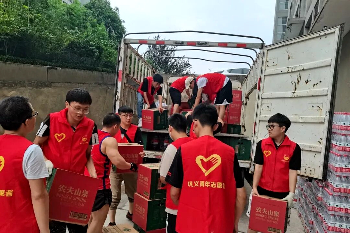 荆浩轲与其他志愿者一起搬运救灾物资
