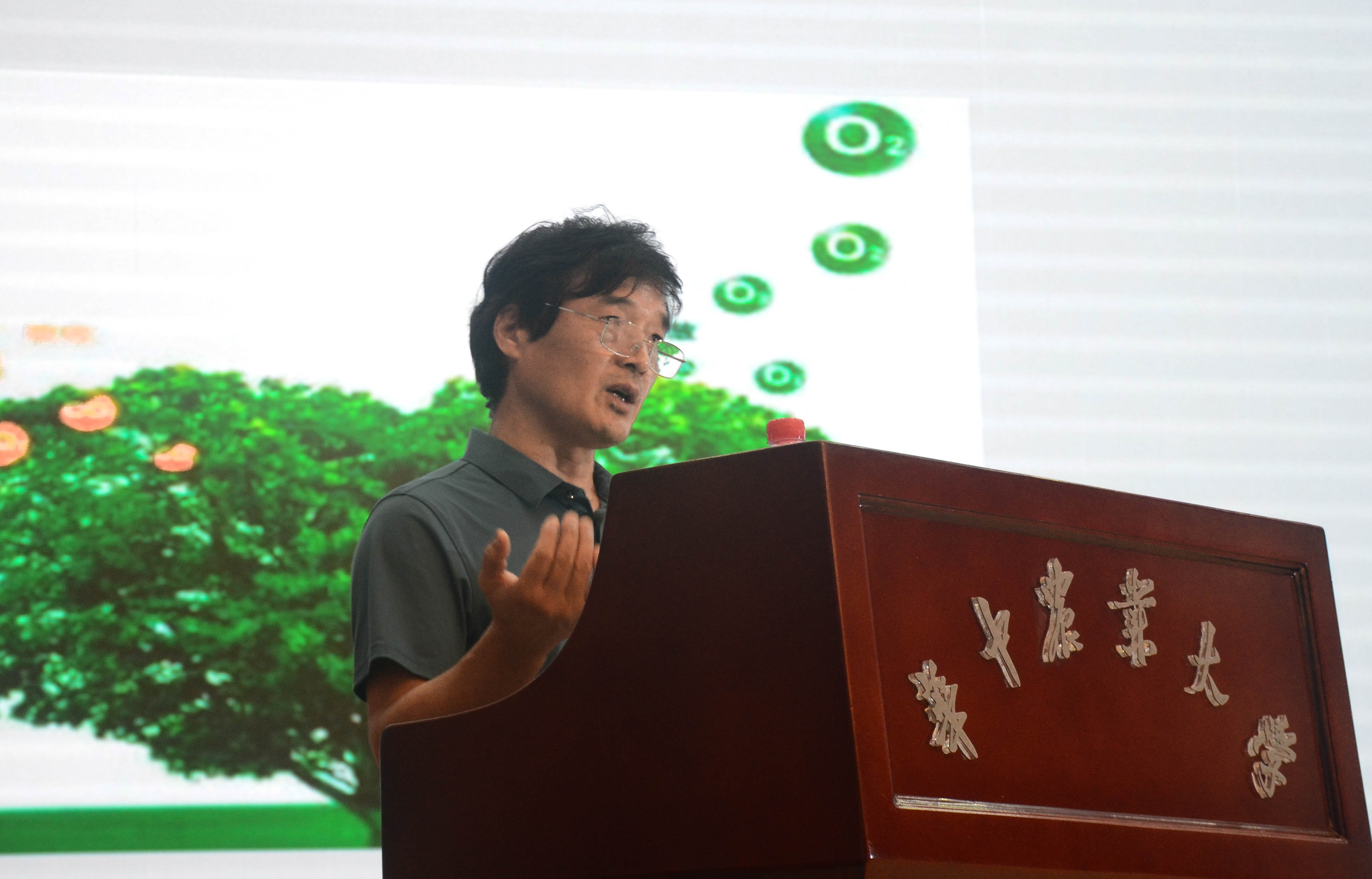 华中农业大学农业绿色低碳发展实验室主任张俊飚教授作报告