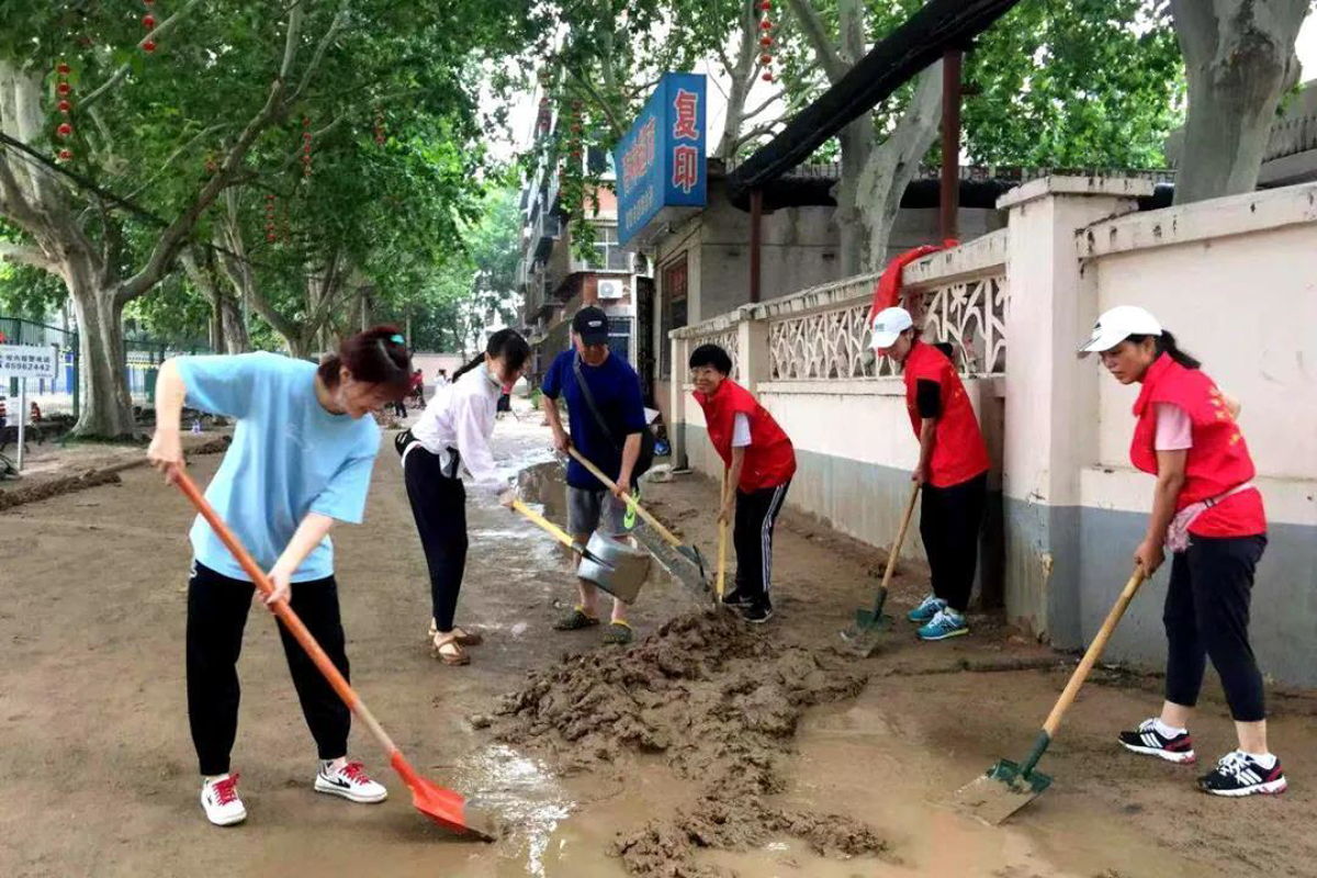 马晓萱（右二）与其他志愿者一起清理淤泥