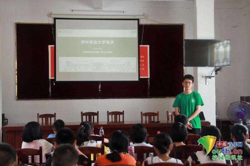 图为实践队队员吴尚岐在宣讲。中国青年网通讯员李秉坤 摄