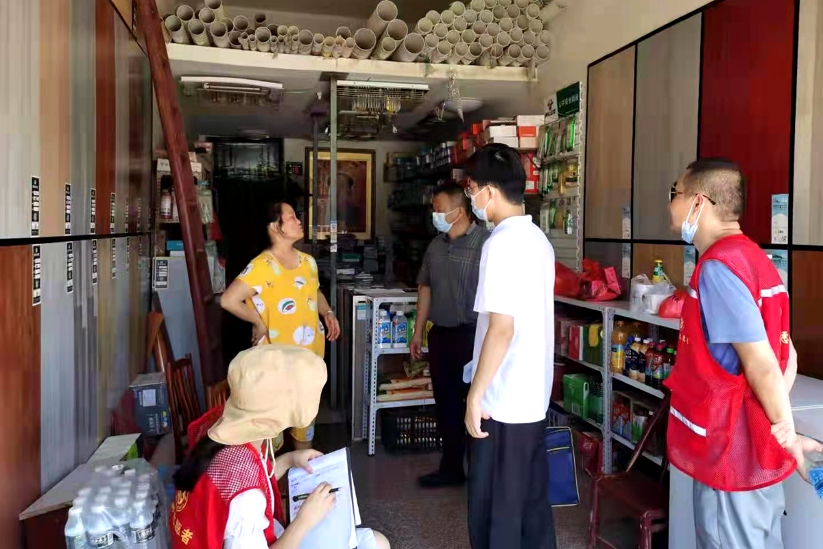 图片三 8月4日，李俊达（右二）走访摸排鄂州市长港镇居民疫苗接种和行动轨迹情况