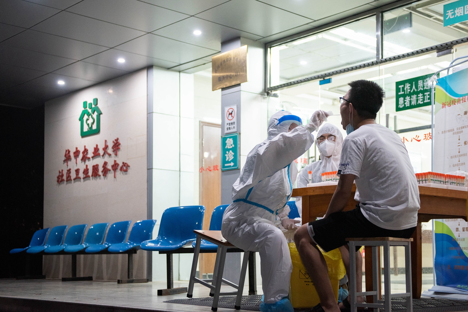 2021年8月10日，华中农业大学校医院检测点，医务人员在夜里坚持为师生检测（学通社记者 段智为 摄）