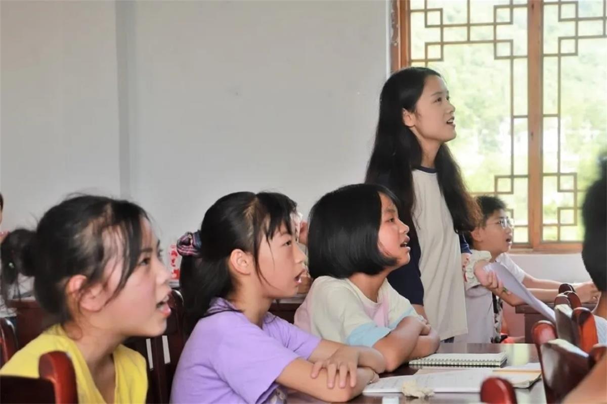 资环院赴湖北恩施建始县双寨子村党员支教队吕晓玉正在教孩子们唱《歌唱祖国》