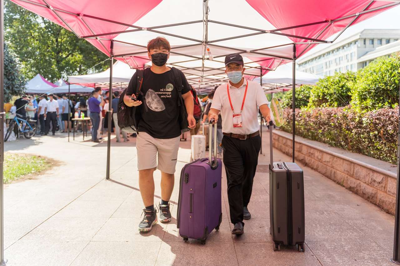 华中农业大学园艺林学学院别之龙教授为新生搬运行李 高俊摄