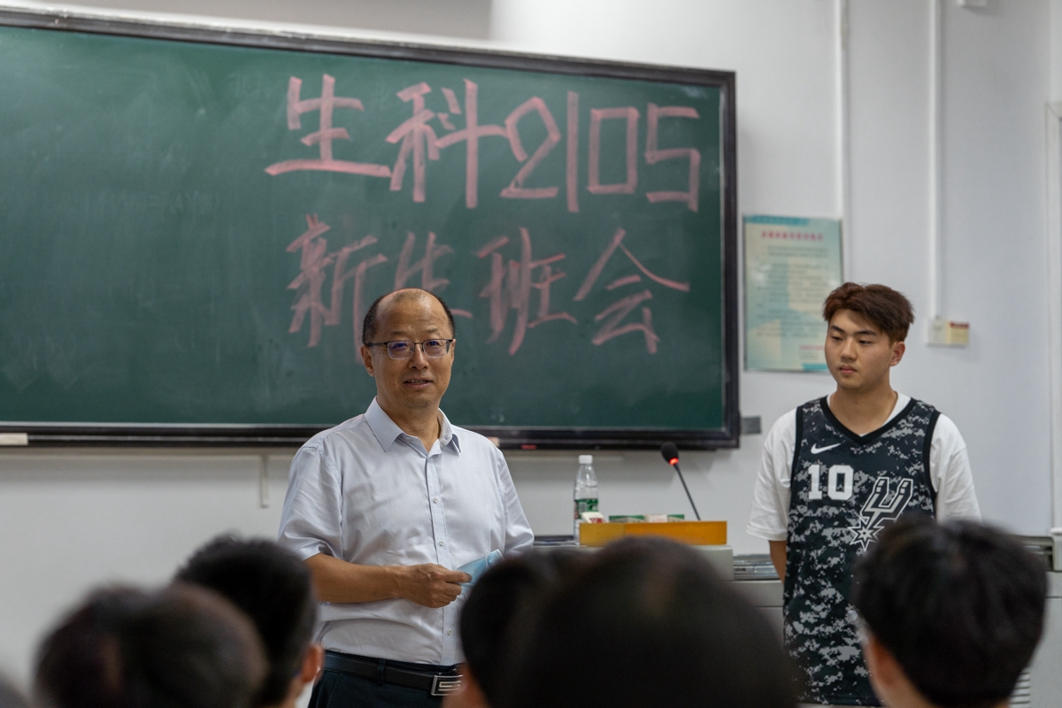校长李召虎在生科2105班班会上与同学们交流（学通社记者 孔繁霄 摄）