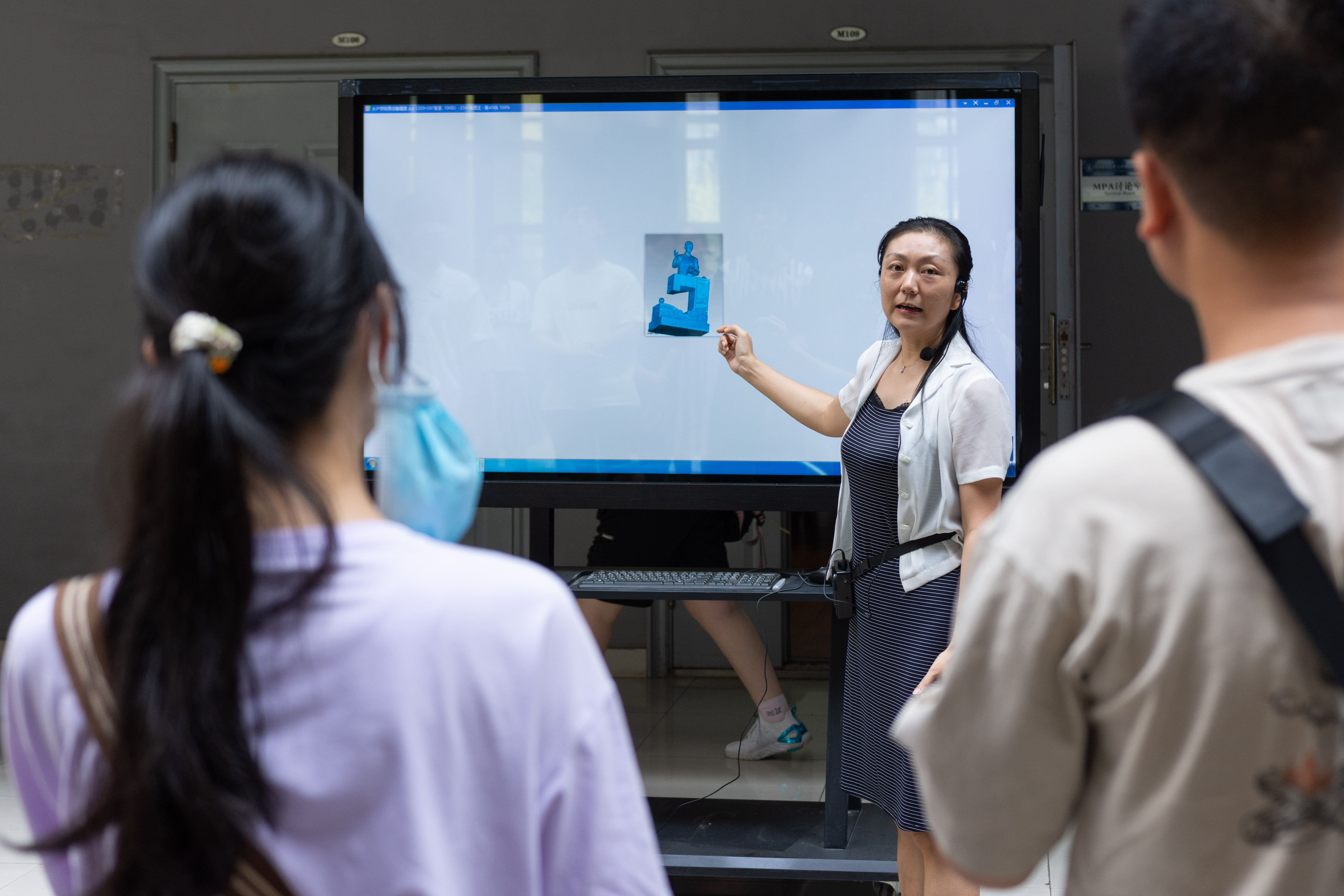 黄慧老师正在展示三维激光扫描技术建模成果