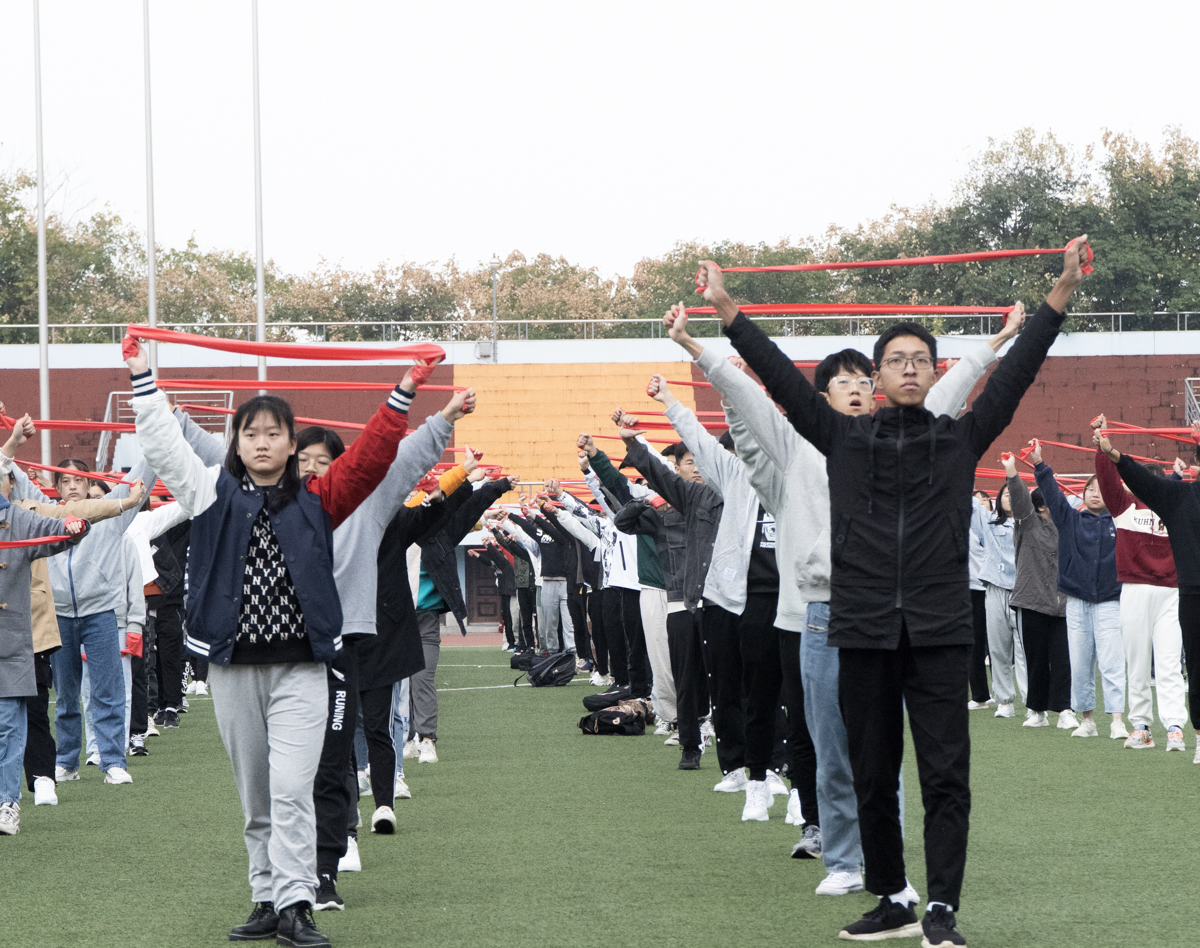 10月18日上午西运动场正在学习弹力操的同学（学通社记者 田越 摄）