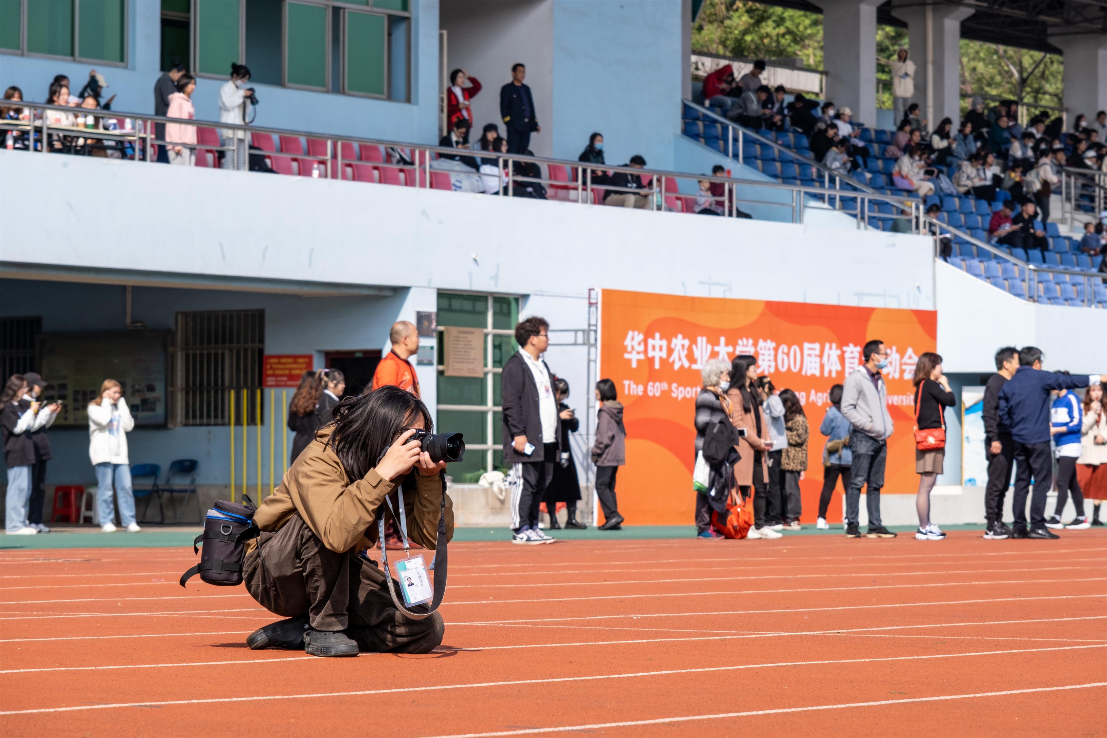 男子5000米现场学通社记者刘博文正在拍摄（学通社记者 曹钟允 摄）