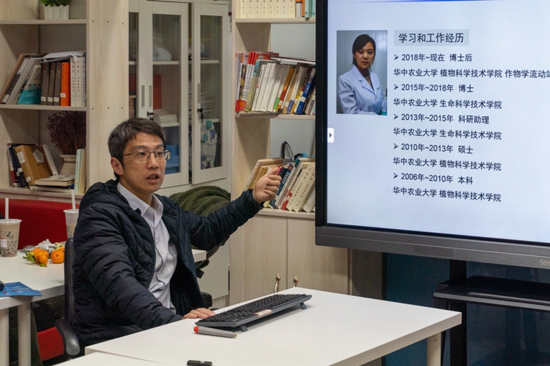 殷平老师分享他的优秀学生（学通社记者 刘锦 摄）（学通社记者 刘锦 摄）