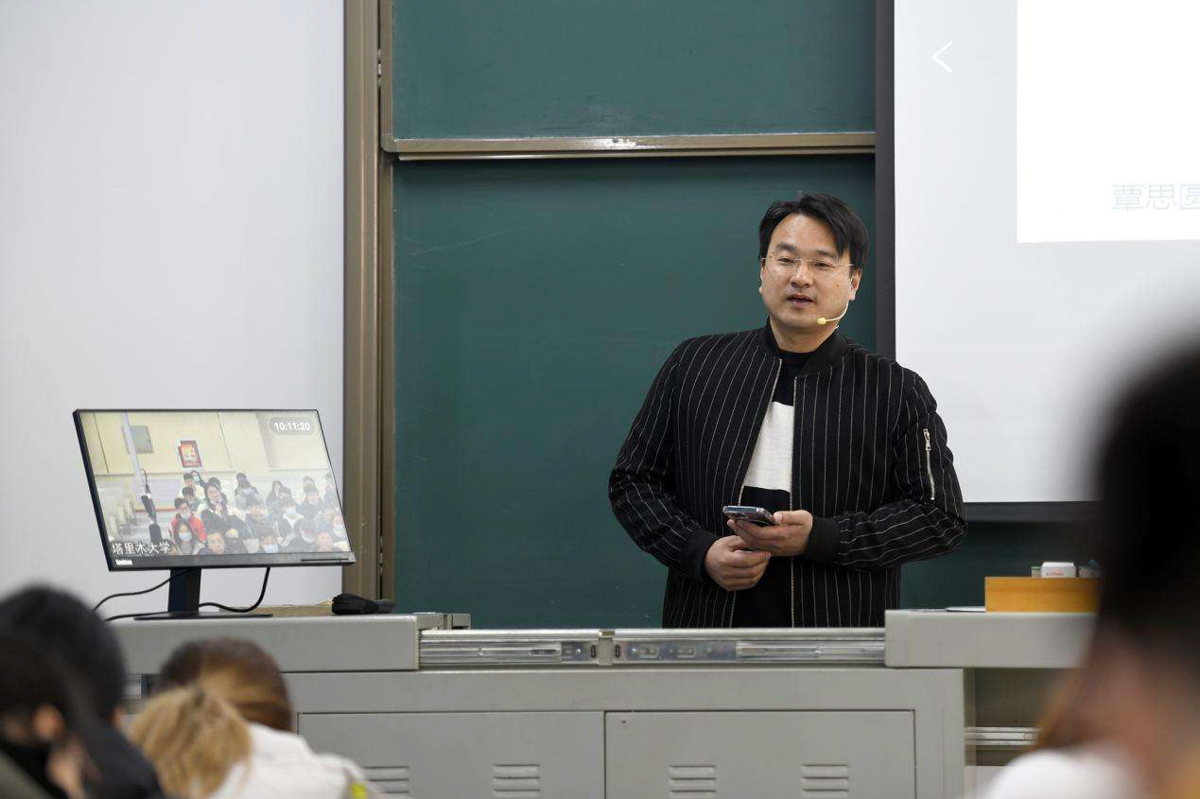 李大鹏教授为两地两校学子讲授《动物生理学》。刘涛摄