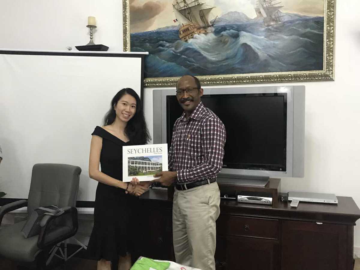 Xu Yujun performed voluntary work in the Seychelles. CHINA DAILY